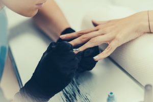 réparer un ongle cassé avec un pansement