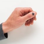 mein schwarzer Nagel fällt nicht ab